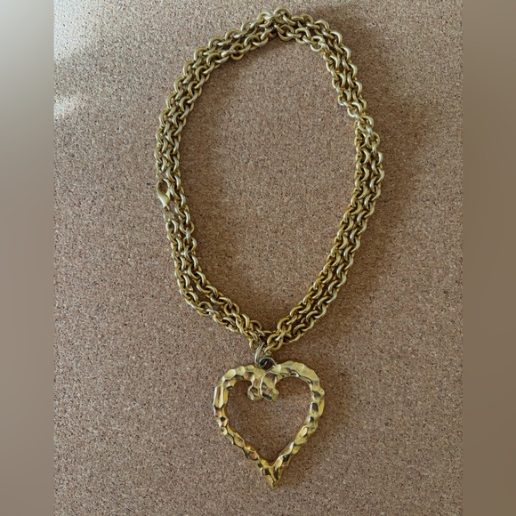 HEART OF GOLD. Hammered goldtone heart on goldtone link chain - Picture 11 of 11